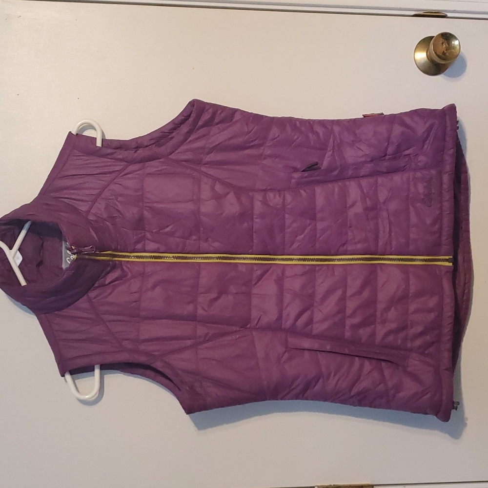 Cablela's women's M purple light weight puffer vest